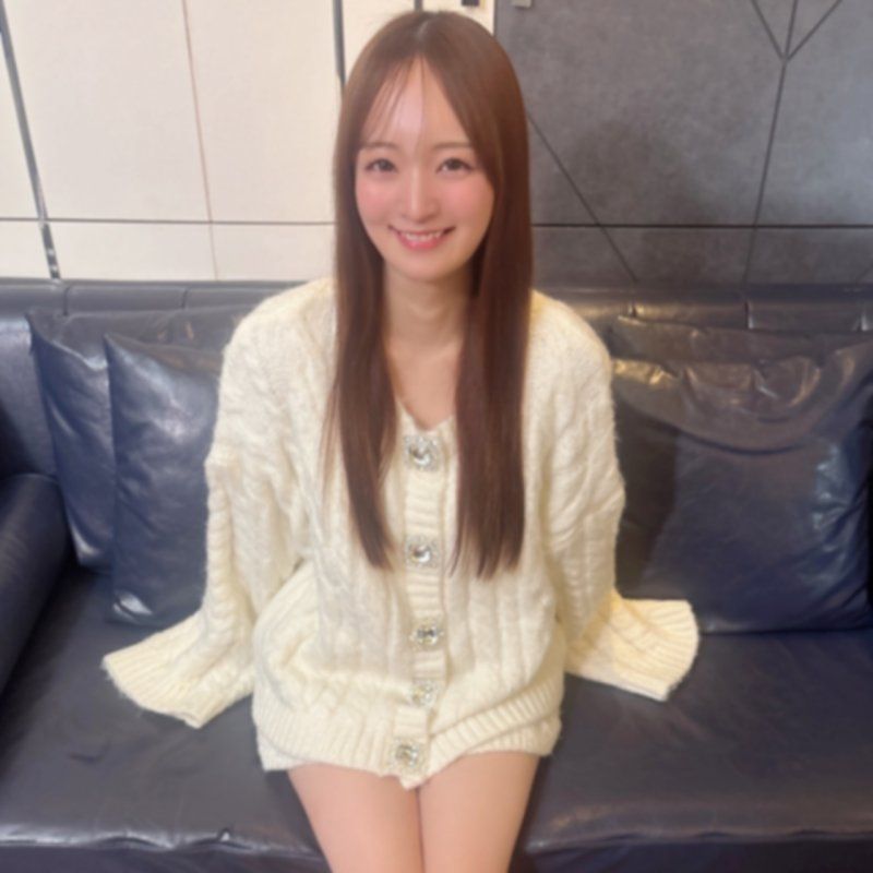 擁有天賦巨乳、身材姣好且皮膚白皙的美麗身軀，是一位小惡魔般的爆美女。她的真實身份竟然是前藝人經紀人。被多次注入精液而爽到發瘋的模樣，絕對值得一看！