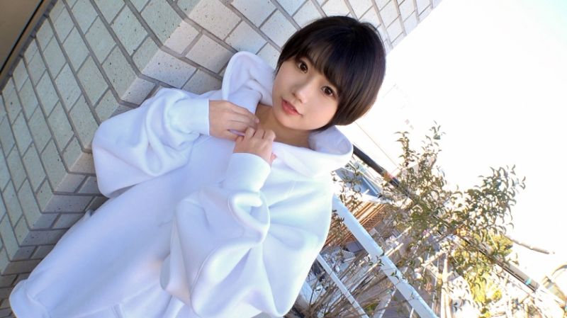 【可愛い顔して意外と変態？】ぶかぶかのパーカーを上に来ただけで、ズボンやスカートは穿かず(パーカーめくればすぐパンティ)という露出狂一歩手前みたいな格好でAV撮影にやってきたツワモノ少女。 ネットでAV応募&rarr;AV体験撮影 1982